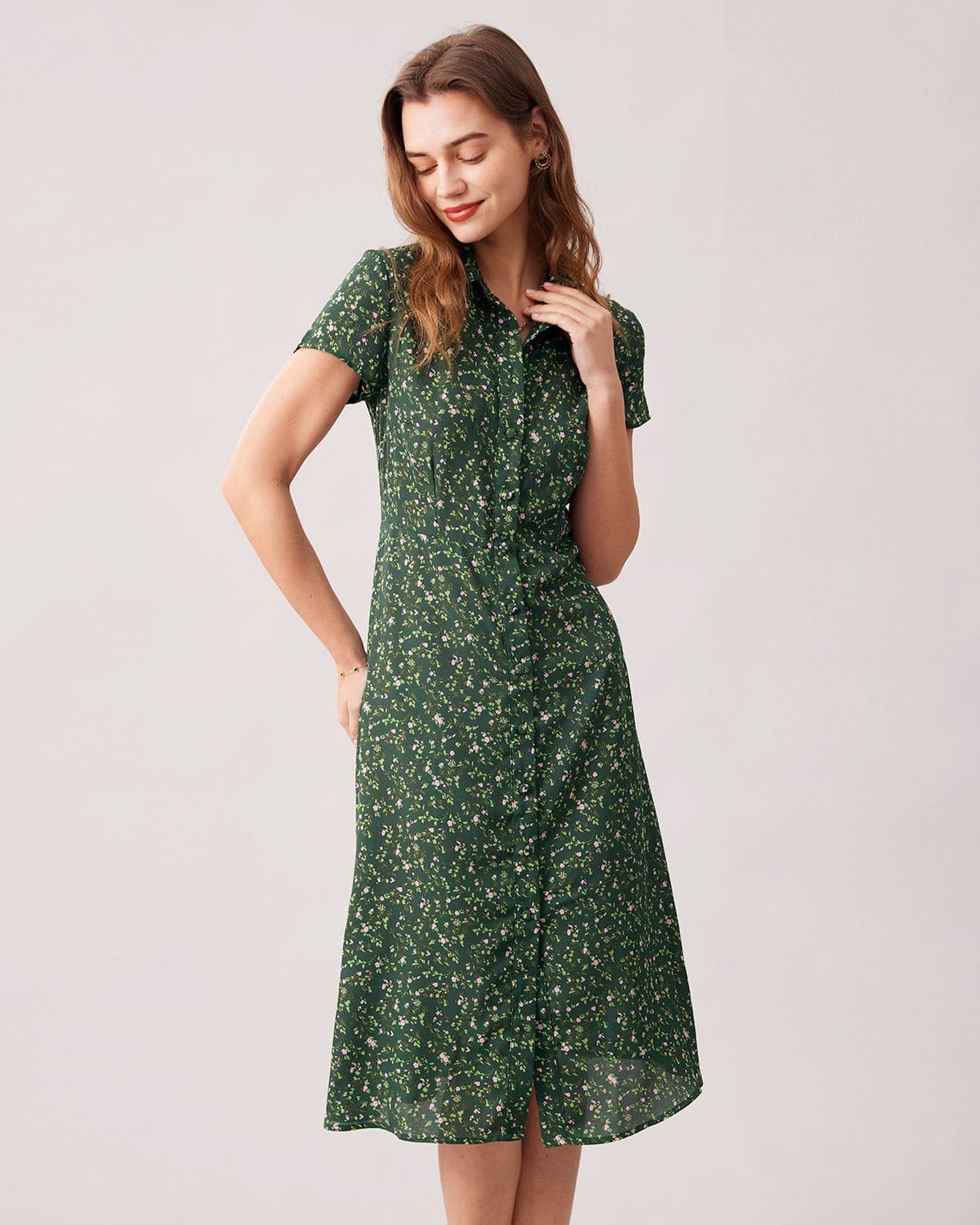 El Vestido Midi Floral con Botones en el Cuello Verde