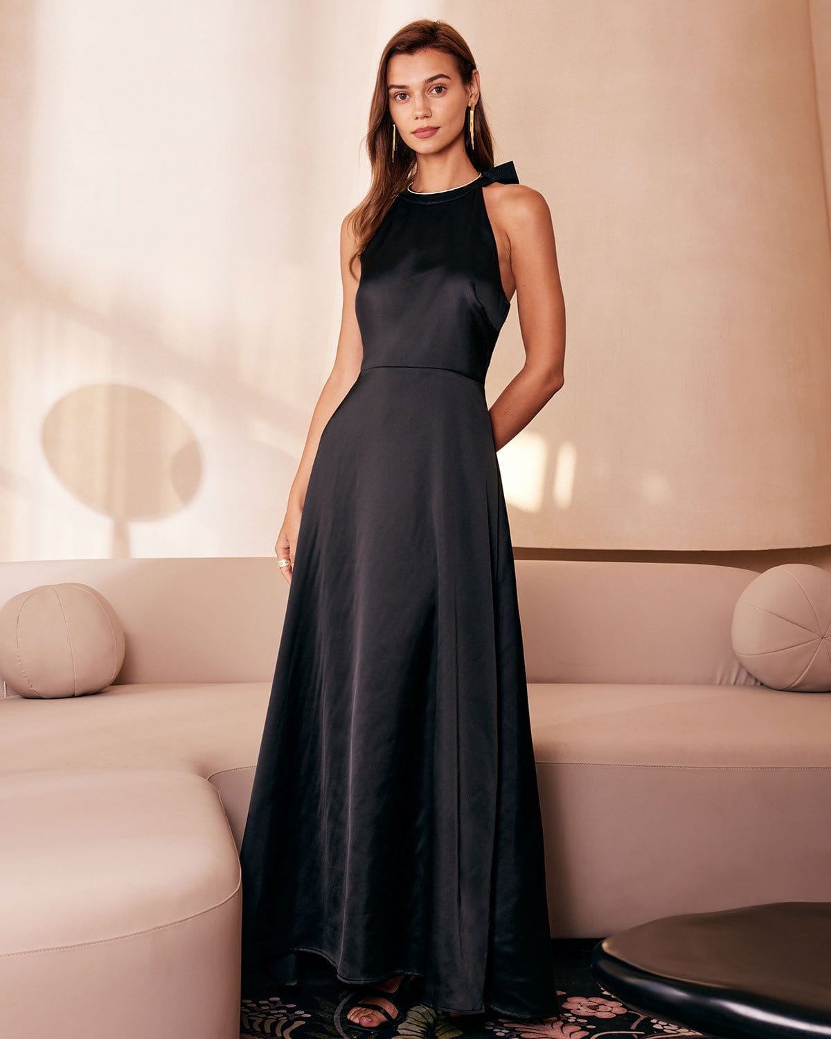El Vestido Maxi Cortado con Halter y Lazo Negro