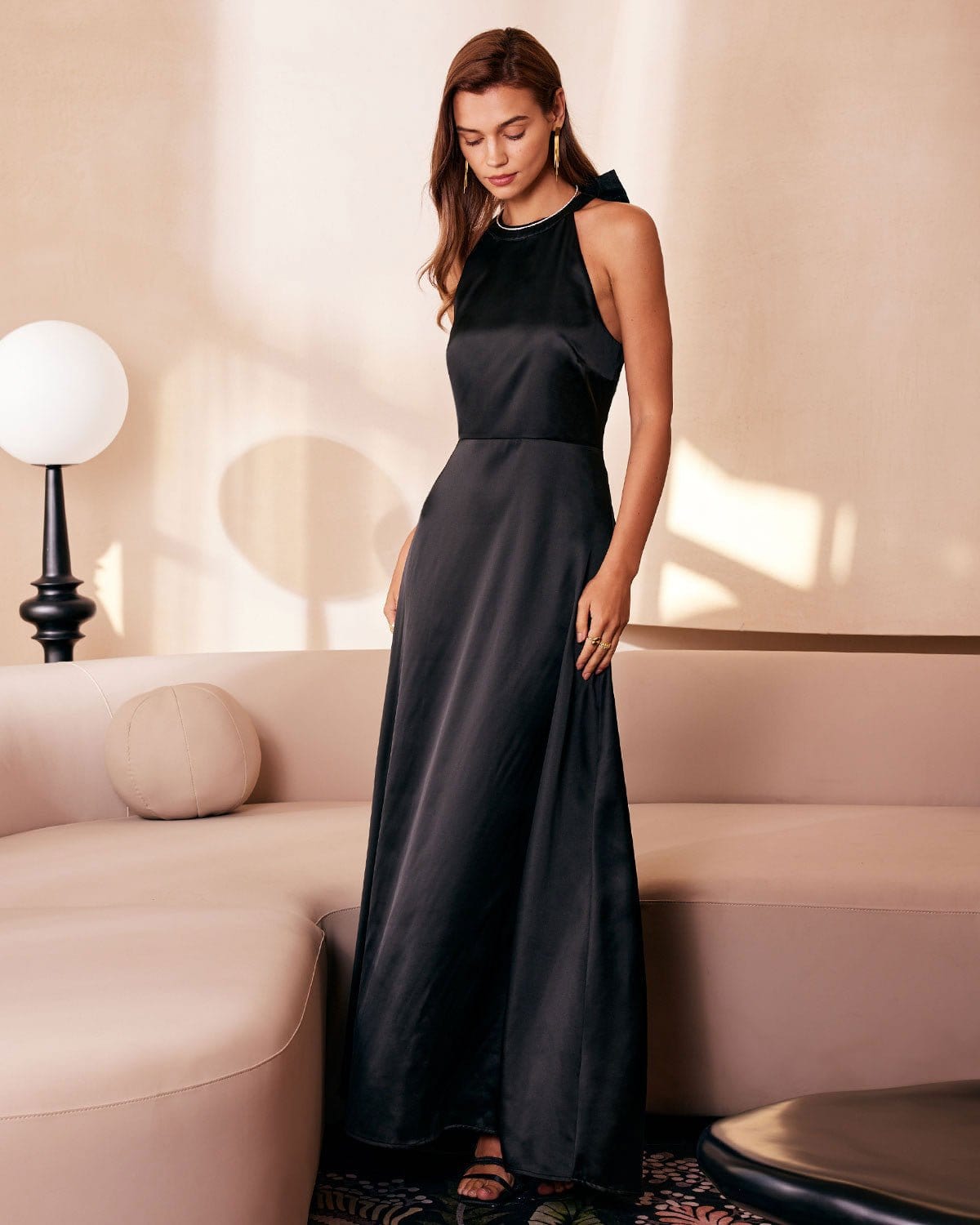 El Vestido Maxi Cortado con Halter y Lazo Negro