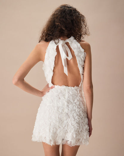 El Vestido Mini de Cuello Alto Blanco con Cinta en la Espalda