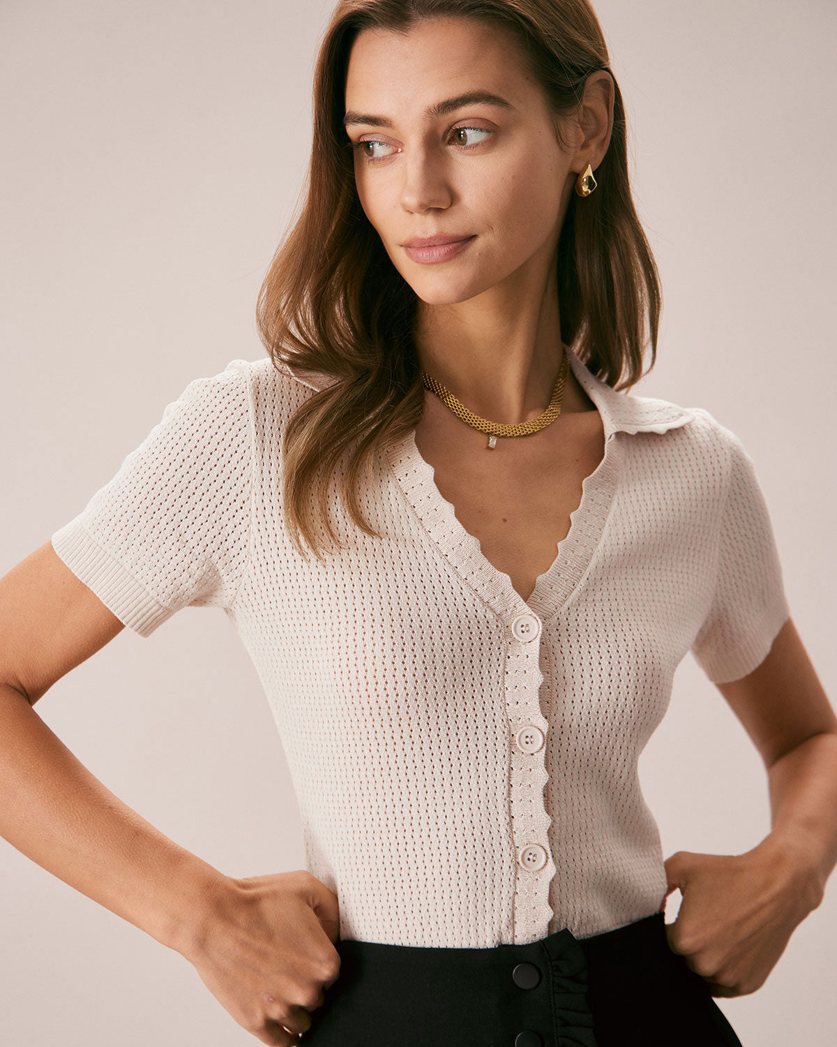 La camiseta de punto con cuello en V y botones en color nude