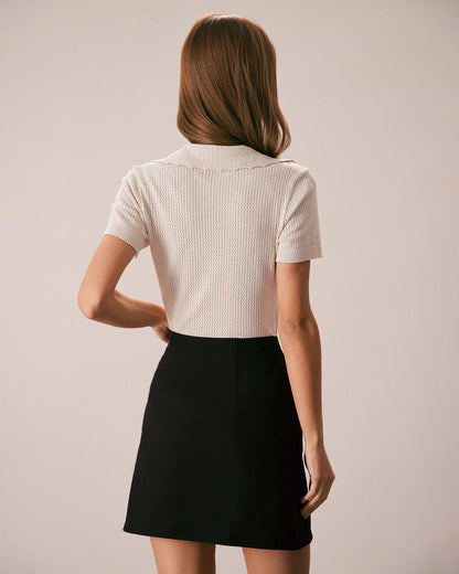 La camiseta de punto con cuello en V y botones en color nude