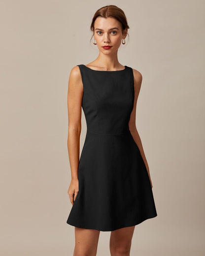 El Vestido Mini Negro de Cuello Barco y Cintura Alta