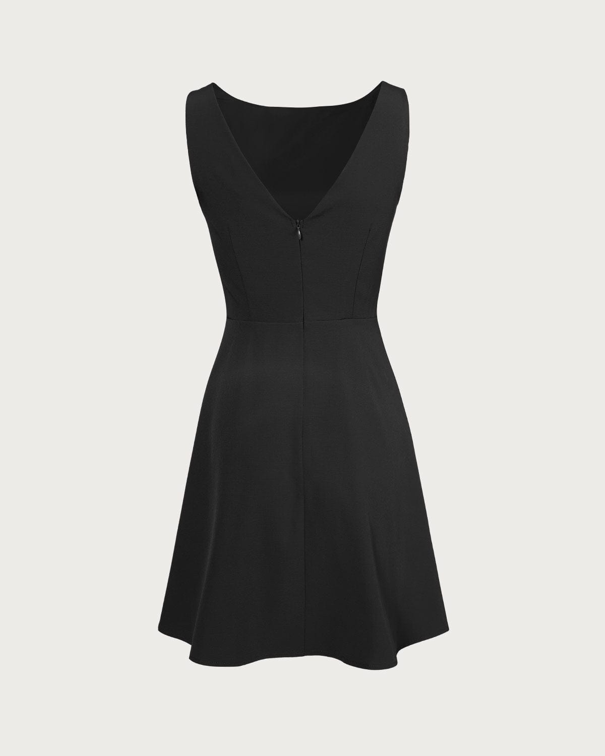 El Vestido Mini Negro de Cuello Barco y Cintura Alta