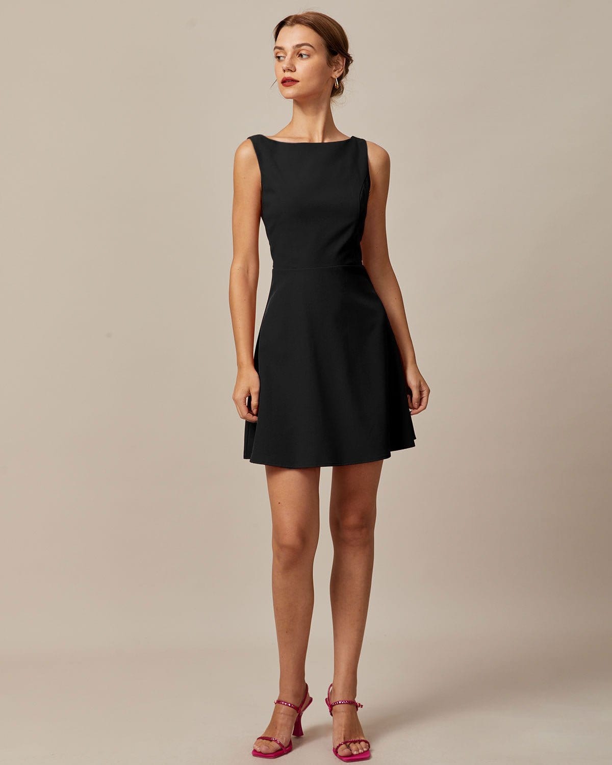 El Vestido Mini Negro de Cuello Barco y Cintura Alta