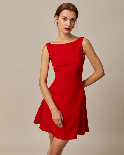El Vestido Mini de Cuello Barco y Cintura Alta