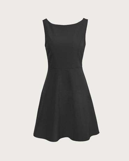 El Vestido Mini Negro de Cuello Barco y Cintura Alta