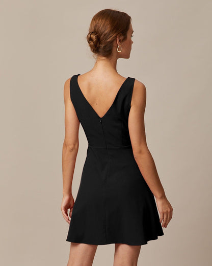 El Vestido Mini Negro de Cuello Barco y Cintura Alta