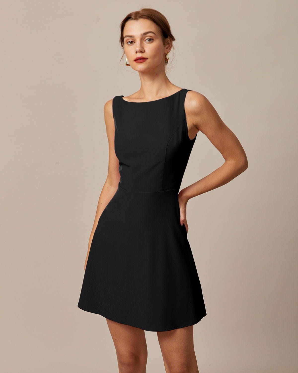 El Vestido Mini Negro de Cuello Barco y Cintura Alta