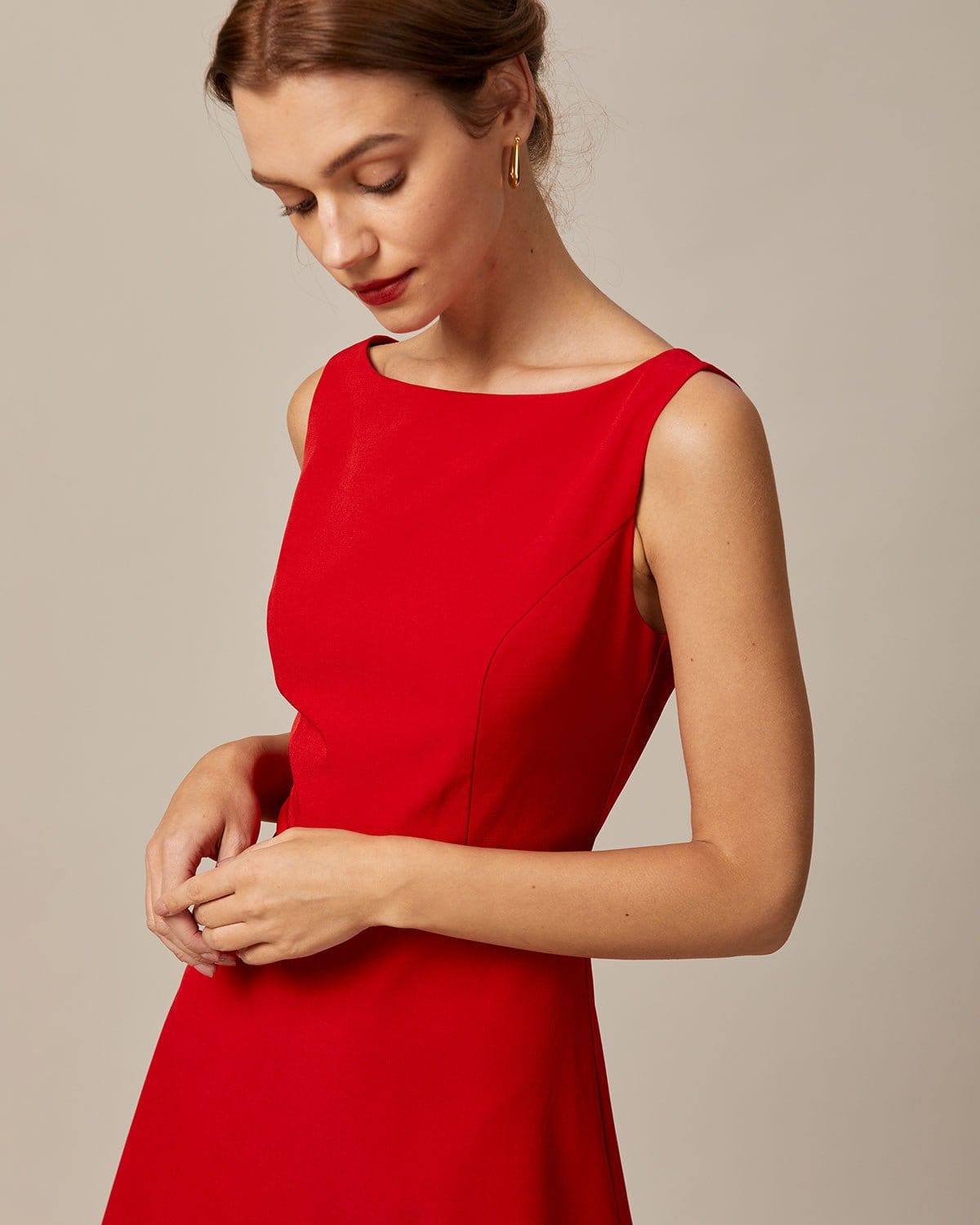 El Vestido Mini de Cuello Barco y Cintura Alta