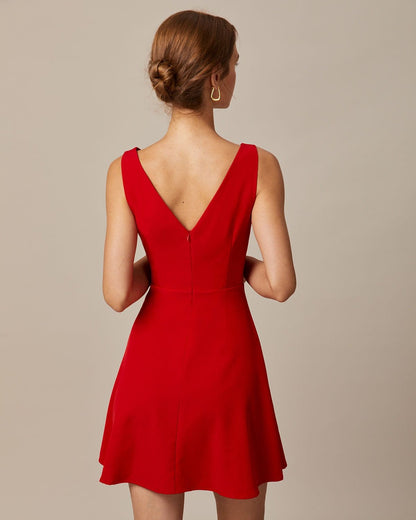 El Vestido Mini de Cuello Barco y Cintura Alta