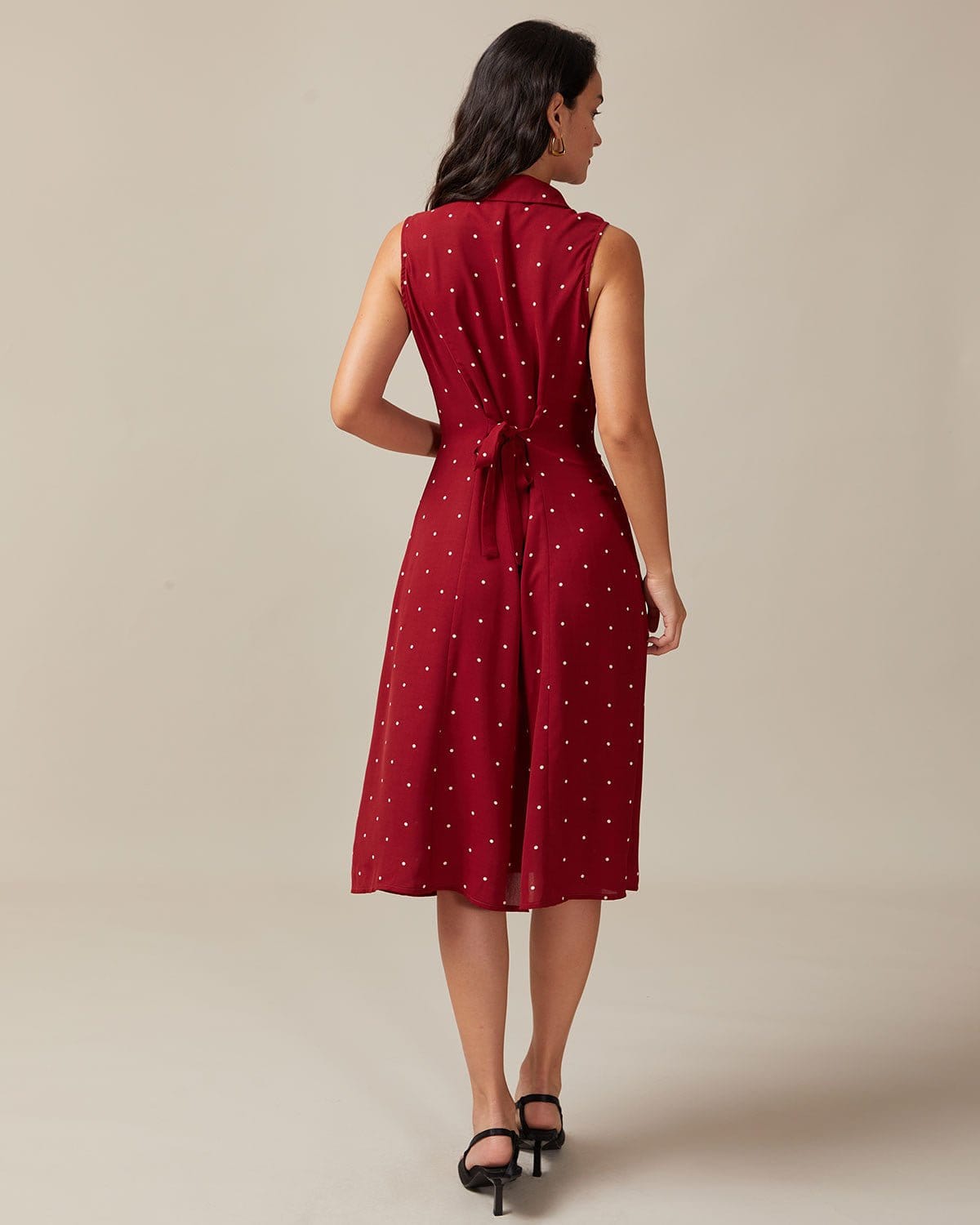 El Vestido Midi Rojo con Escote en V y Lunares con Espalda Atada