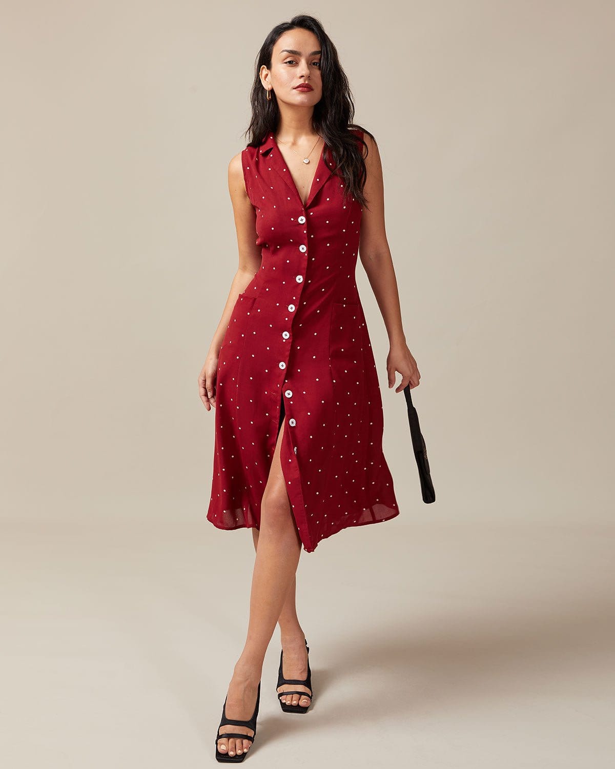 El Vestido Midi Rojo con Escote en V y Lunares con Espalda Atada