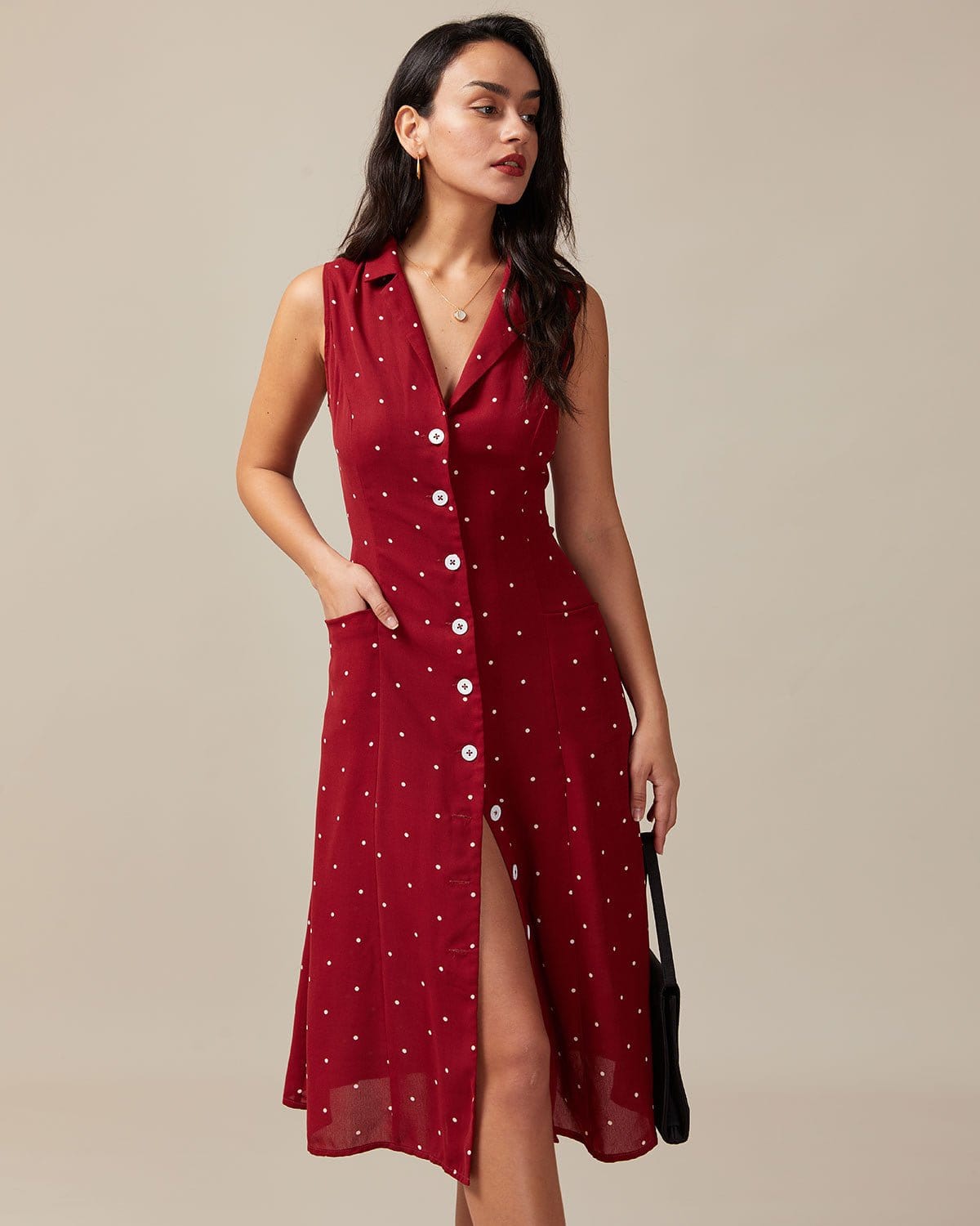 El Vestido Midi Rojo con Escote en V y Lunares con Espalda Atada