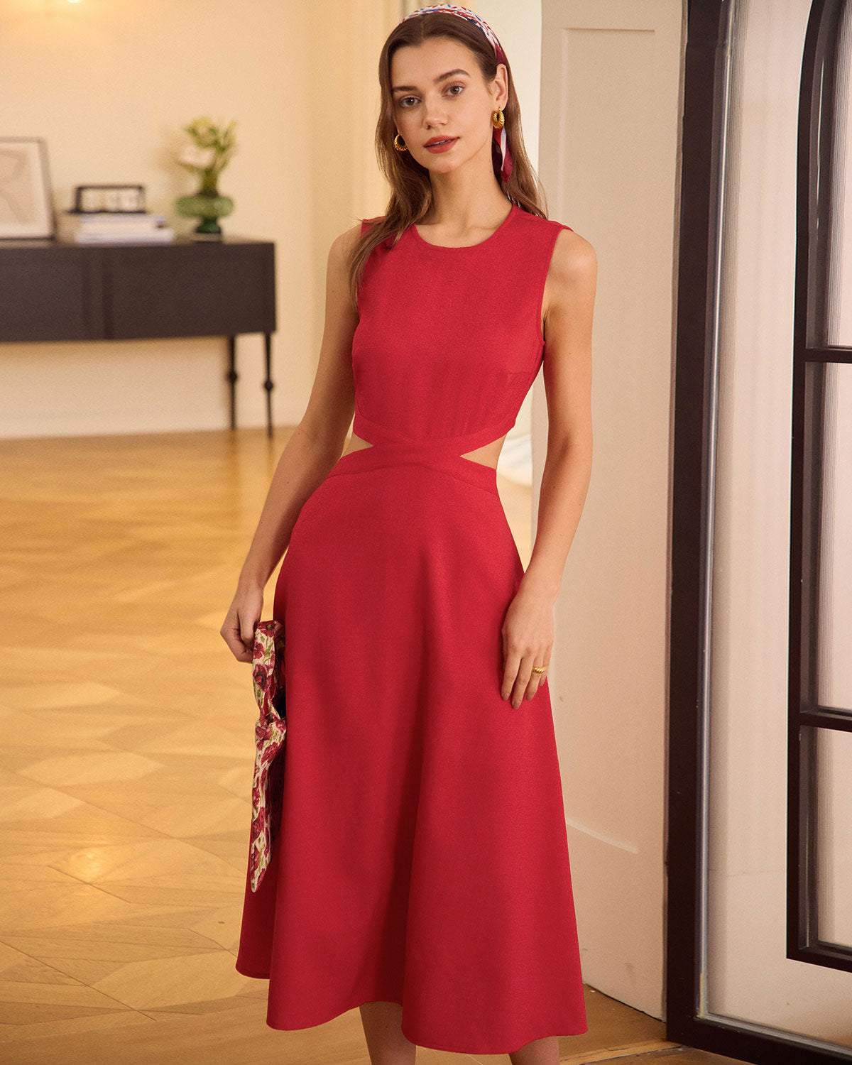 El Vestido Midi Rojo con Corte en el Cuello