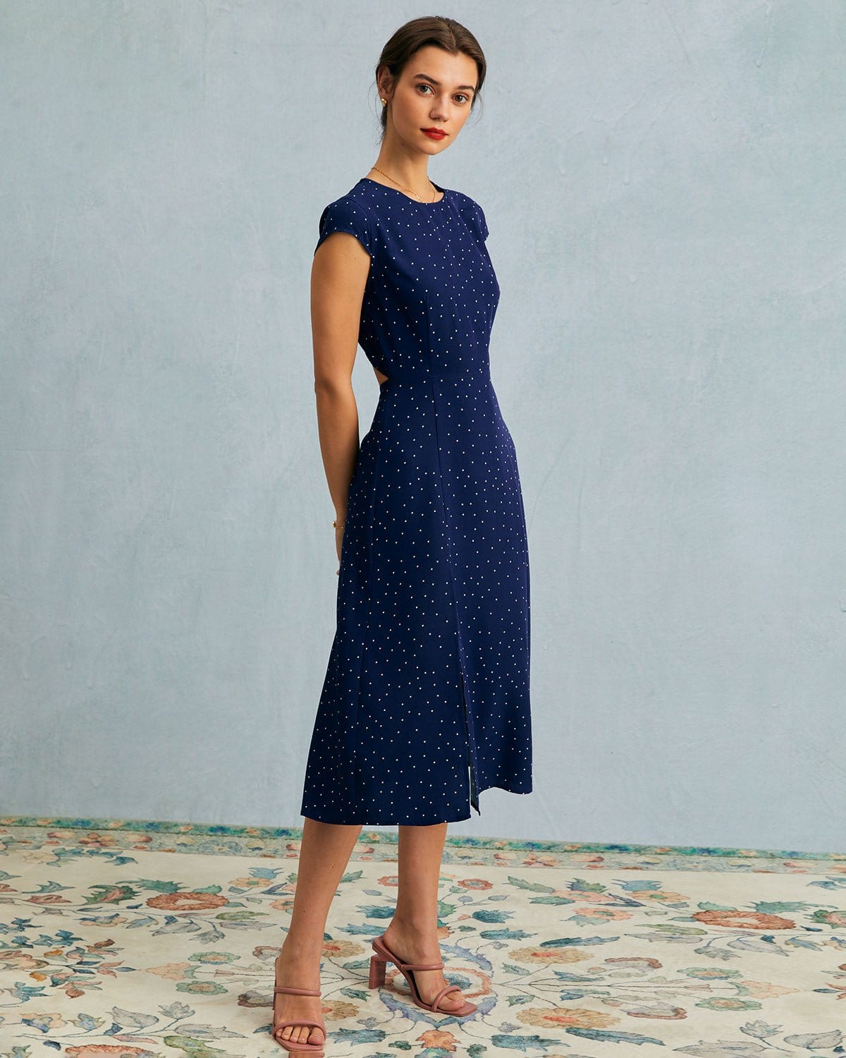 El Vestido Midi con Corte y Lunares de Cuello Redondo en Color Marino