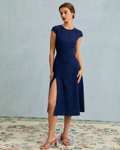 El Vestido Midi con Corte y Lunares de Cuello Redondo en Color Marino