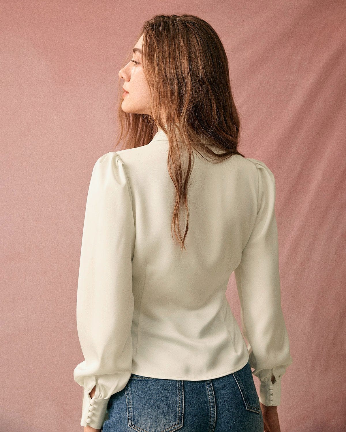La Blusa de Satén con Mangas Abullonadas y Cuello Sólido