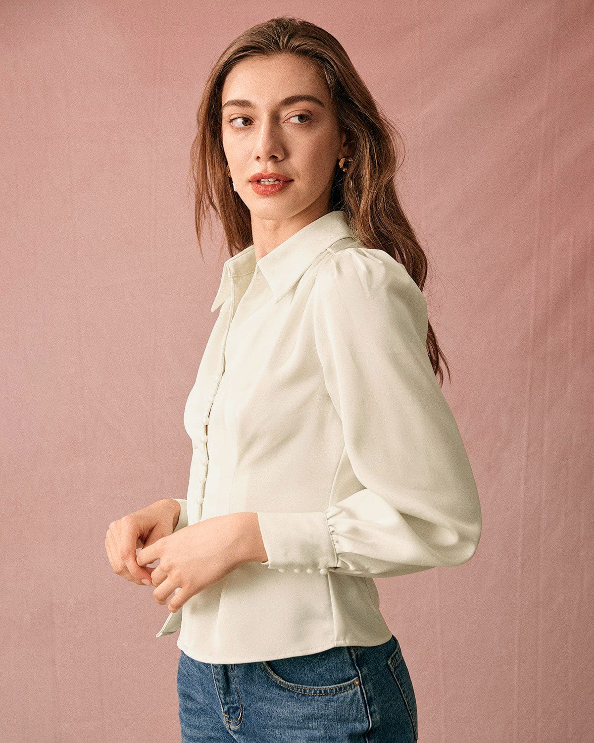 La Blusa de Satén con Mangas Abullonadas y Cuello Sólido