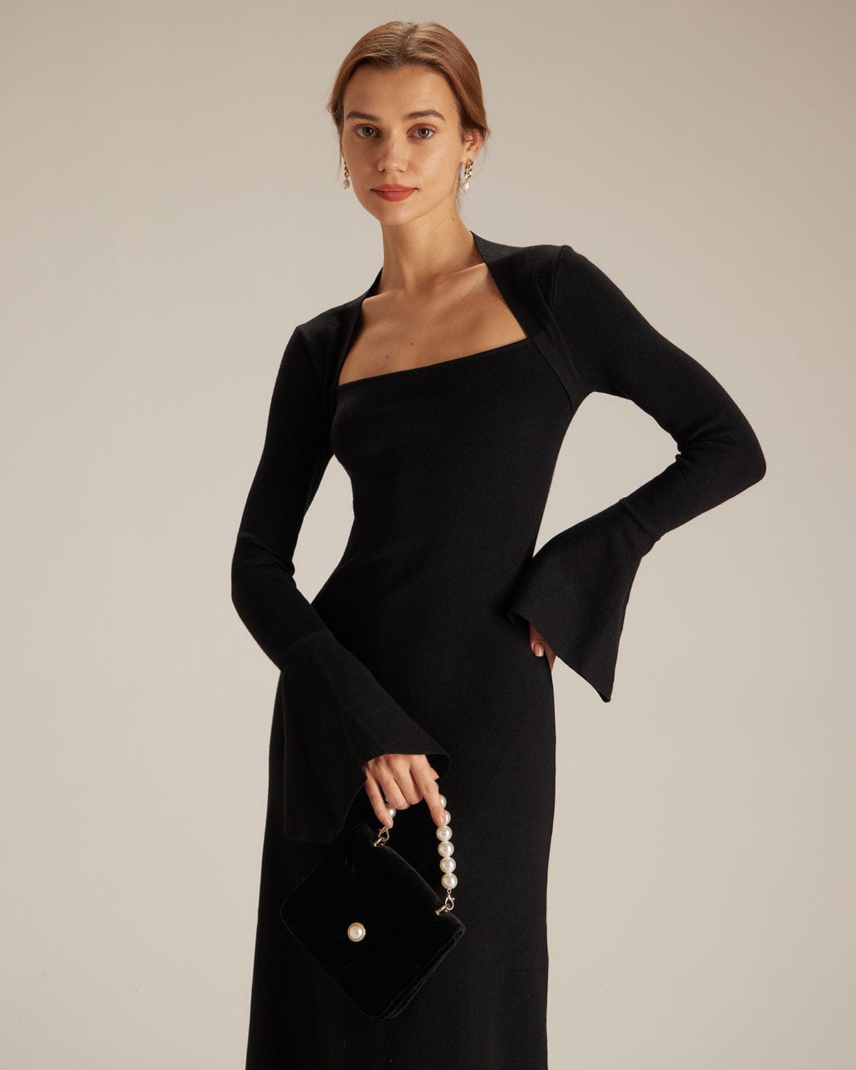 El Vestido Midi de Cuello Cuadrado y Mangas Acampanadas Negros