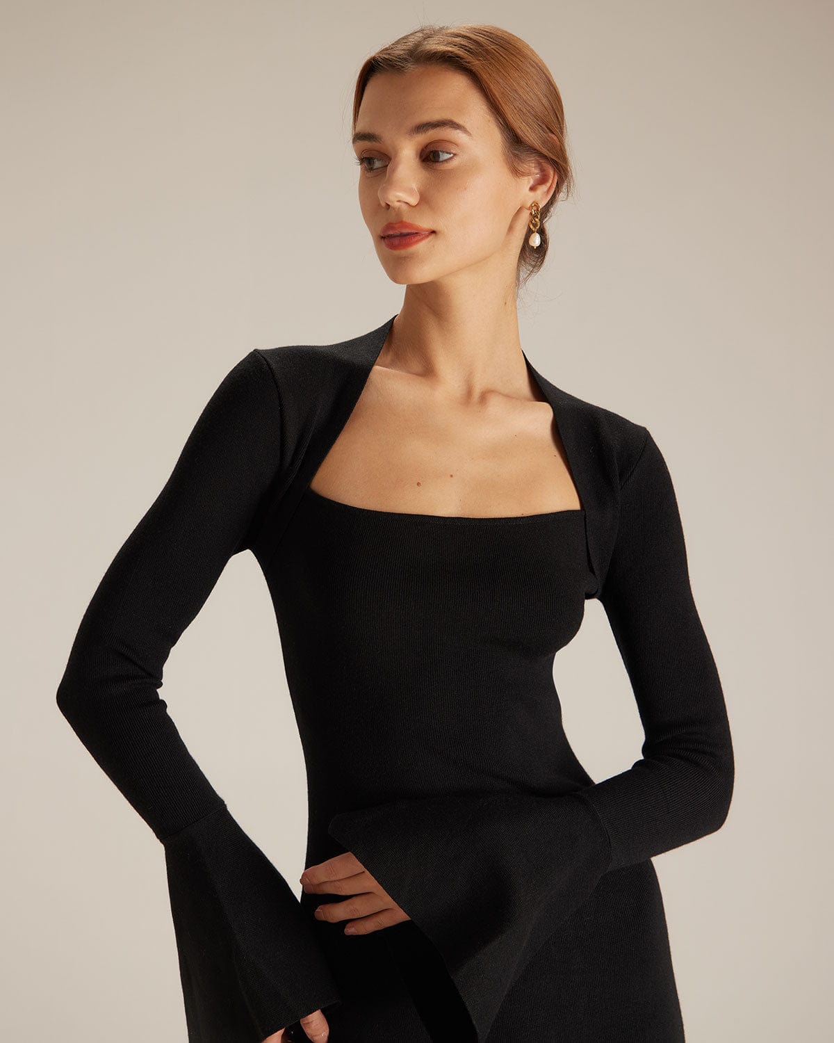 El Vestido Midi de Cuello Cuadrado y Mangas Acampanadas Negros