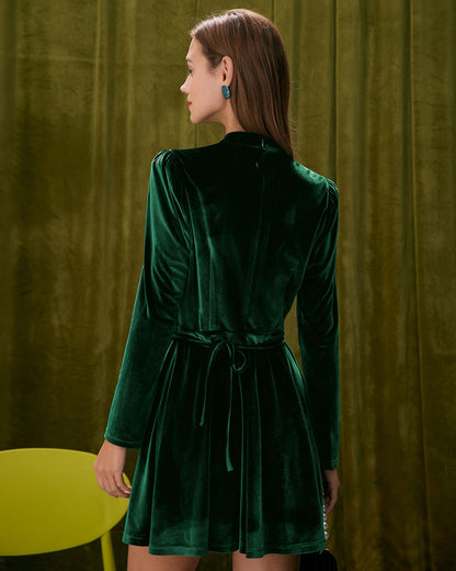 El Vestido Mini de Terciopelo con Corte