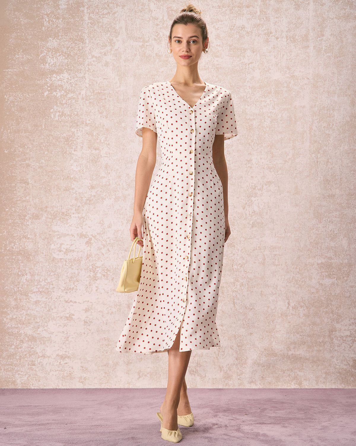 El Vestido Midi de Botones con Lunares y Escote en V Beige