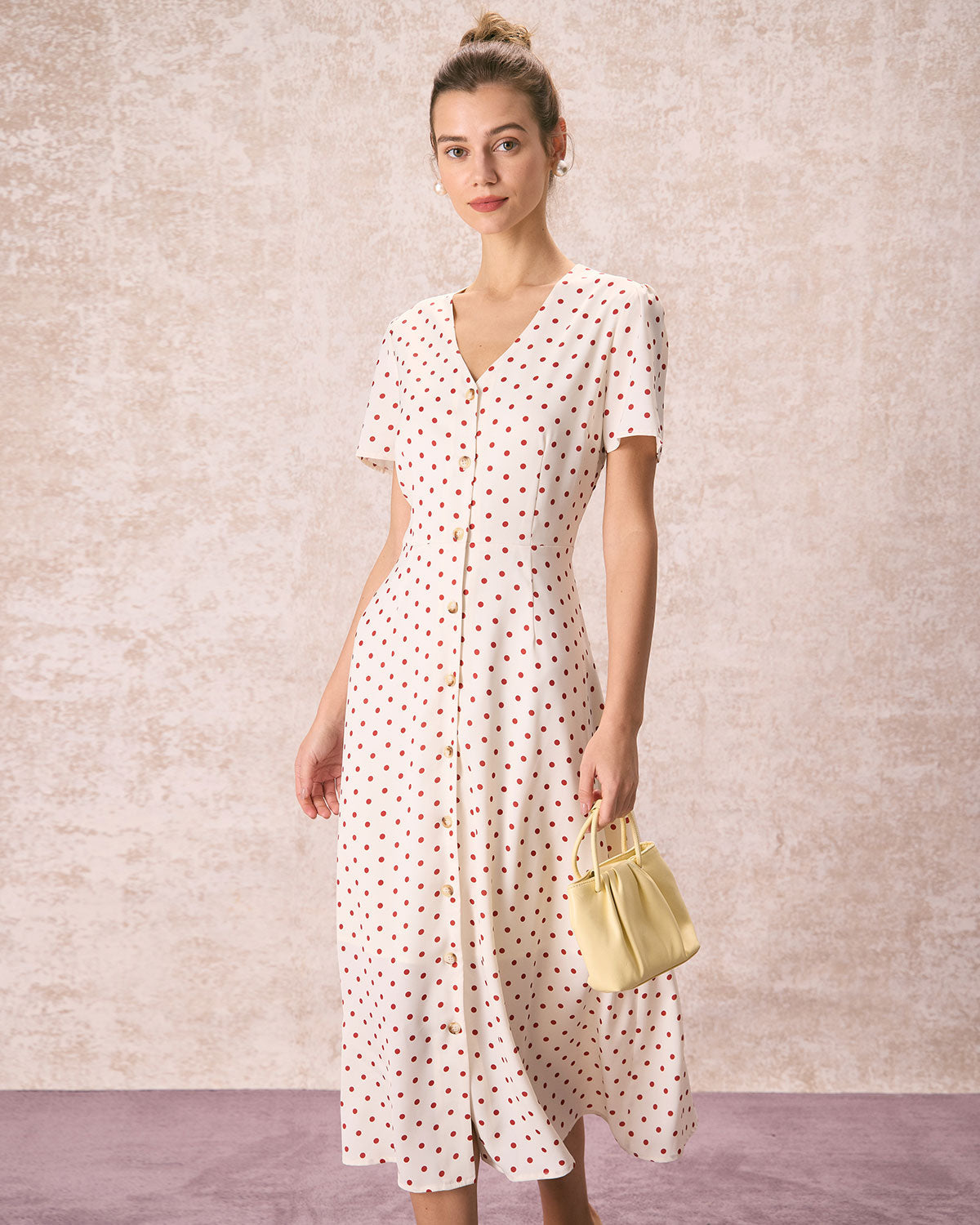El Vestido Midi de Botones con Lunares y Escote en V Beige