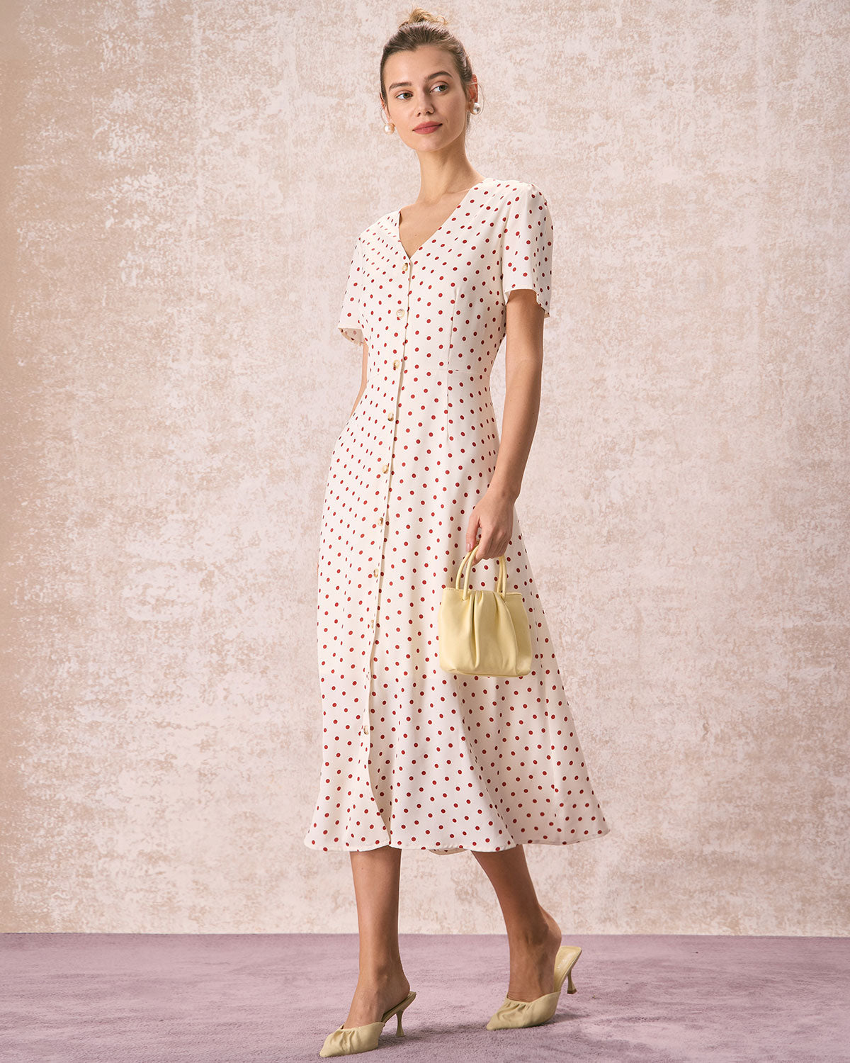 El Vestido Midi de Botones con Lunares y Escote en V Beige