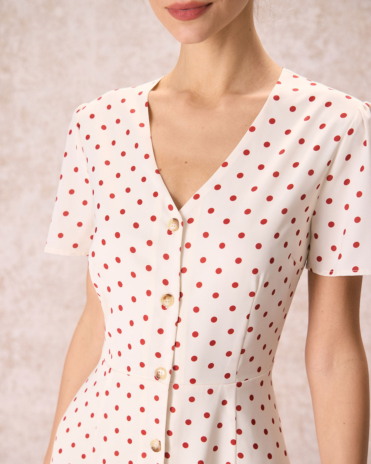 El Vestido Midi de Botones con Lunares y Escote en V Beige