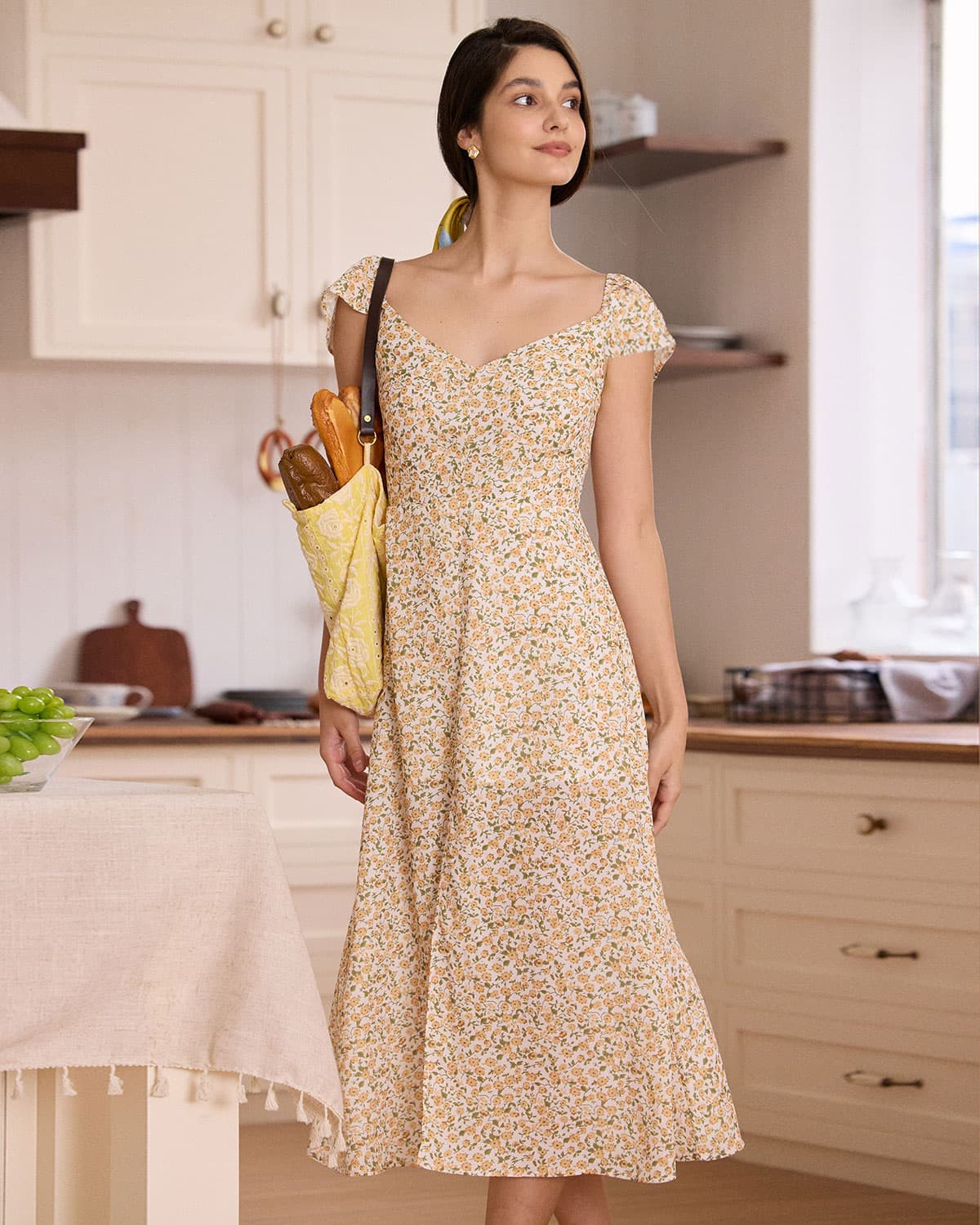 El Vestido Midi Floral Amarillo con Escote en V