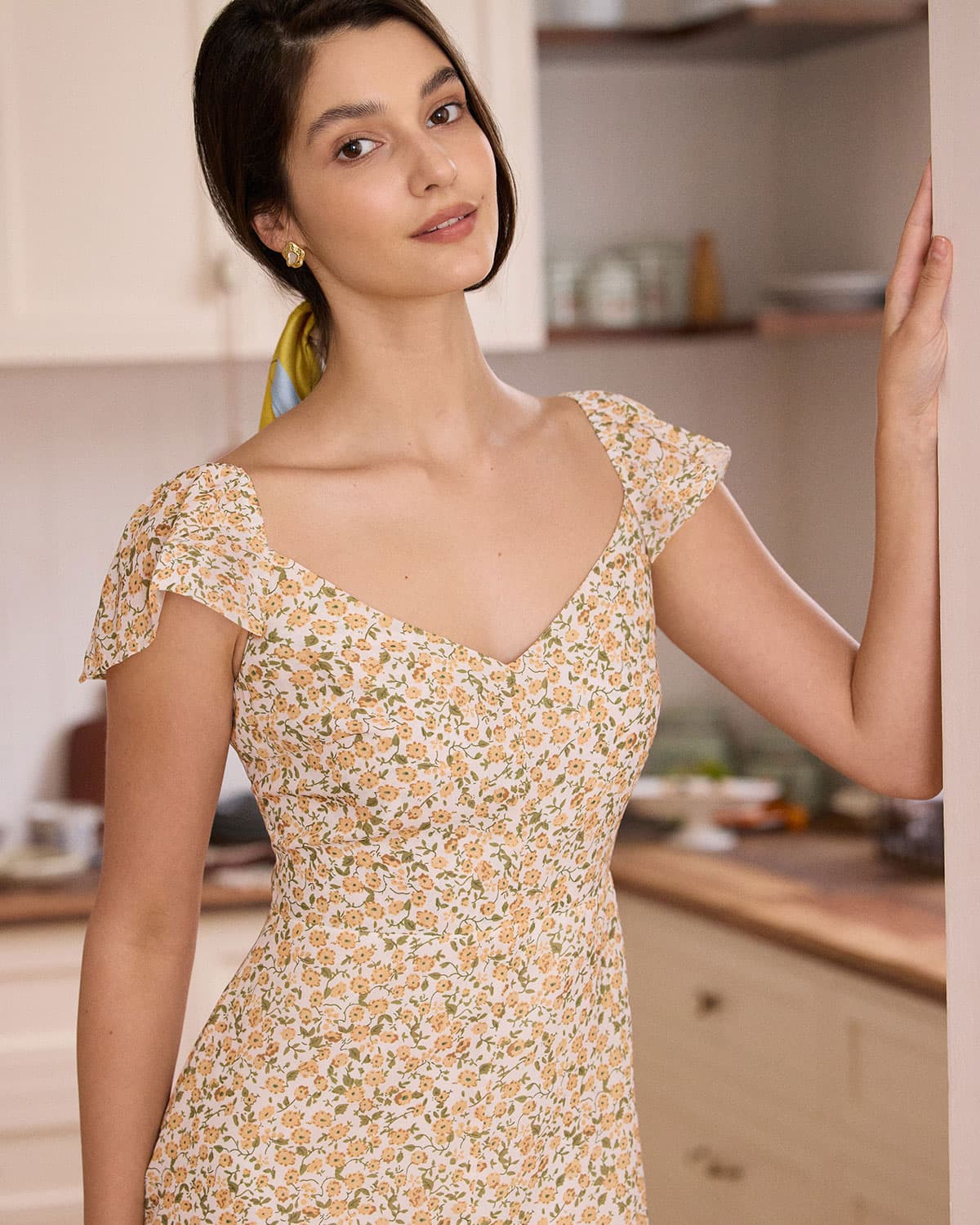 El Vestido Midi Floral Amarillo con Escote en V
