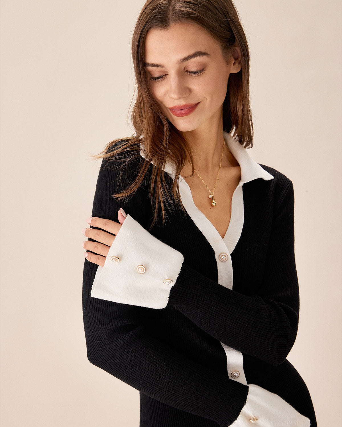 Vestido de Suéter con Mangas de Campana en Color Negro