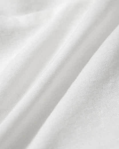 Vestido Mini Sin Espalda con Pliegues y Cuello en V Blanco