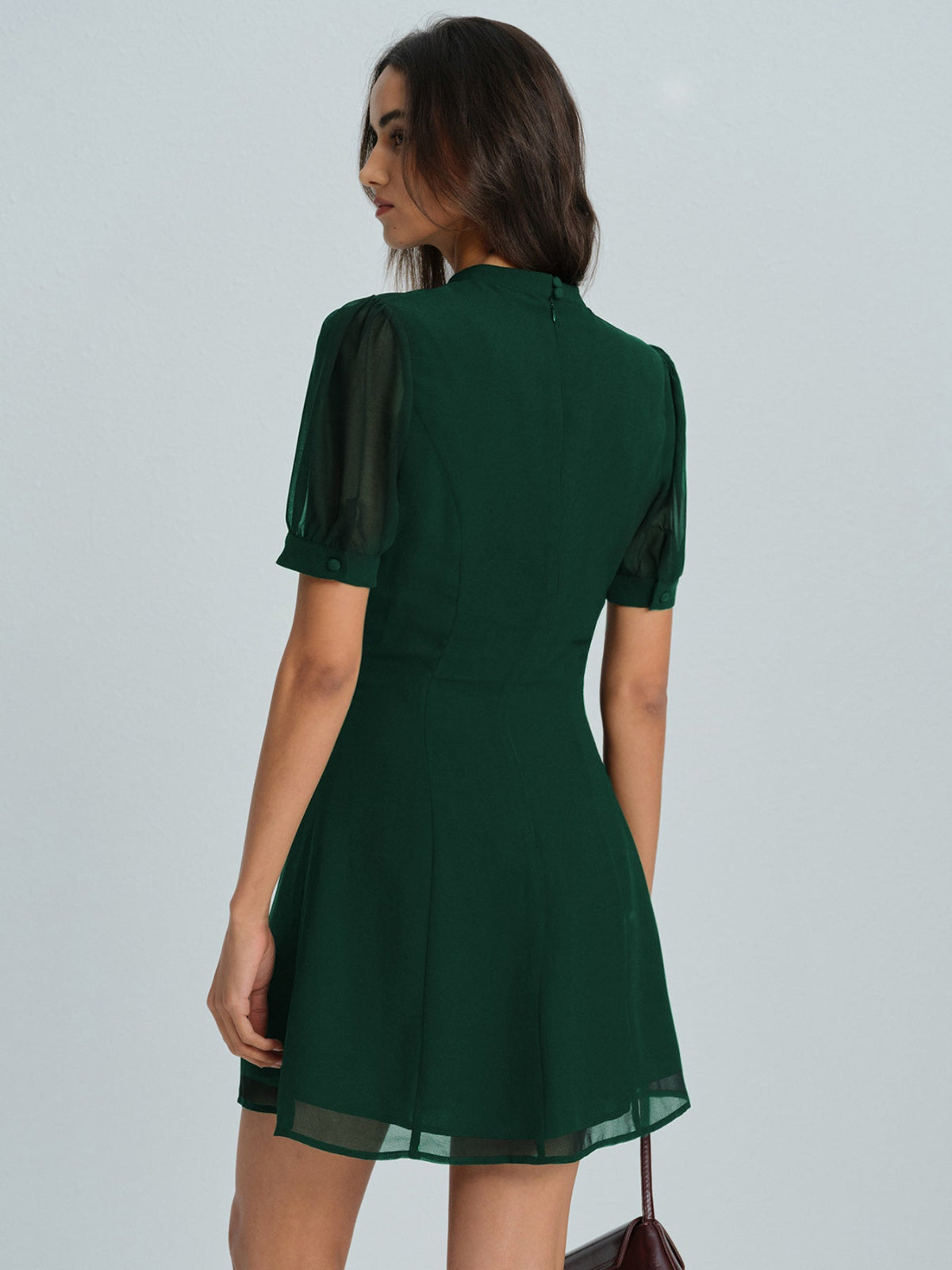 Vestido Mini de Chiffon Verde con Cuello Alto