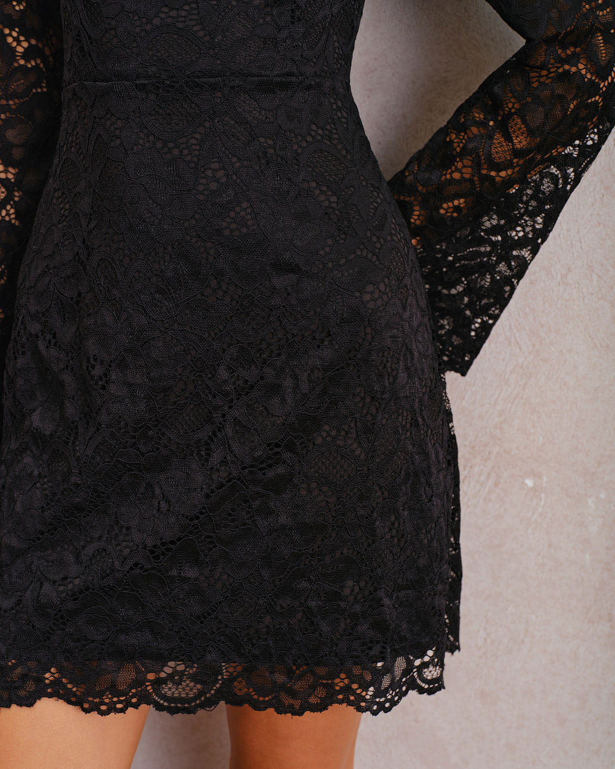 Vestido Mini A-Line de Encaje Negro con Mangas de Campana