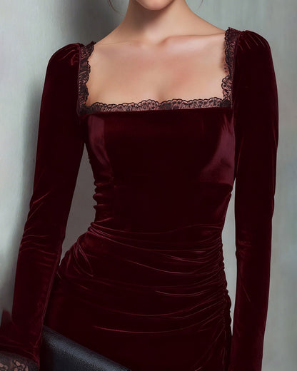 Vestido Mini de Cuello Cuadrado en Terciopelo Rojo Vino