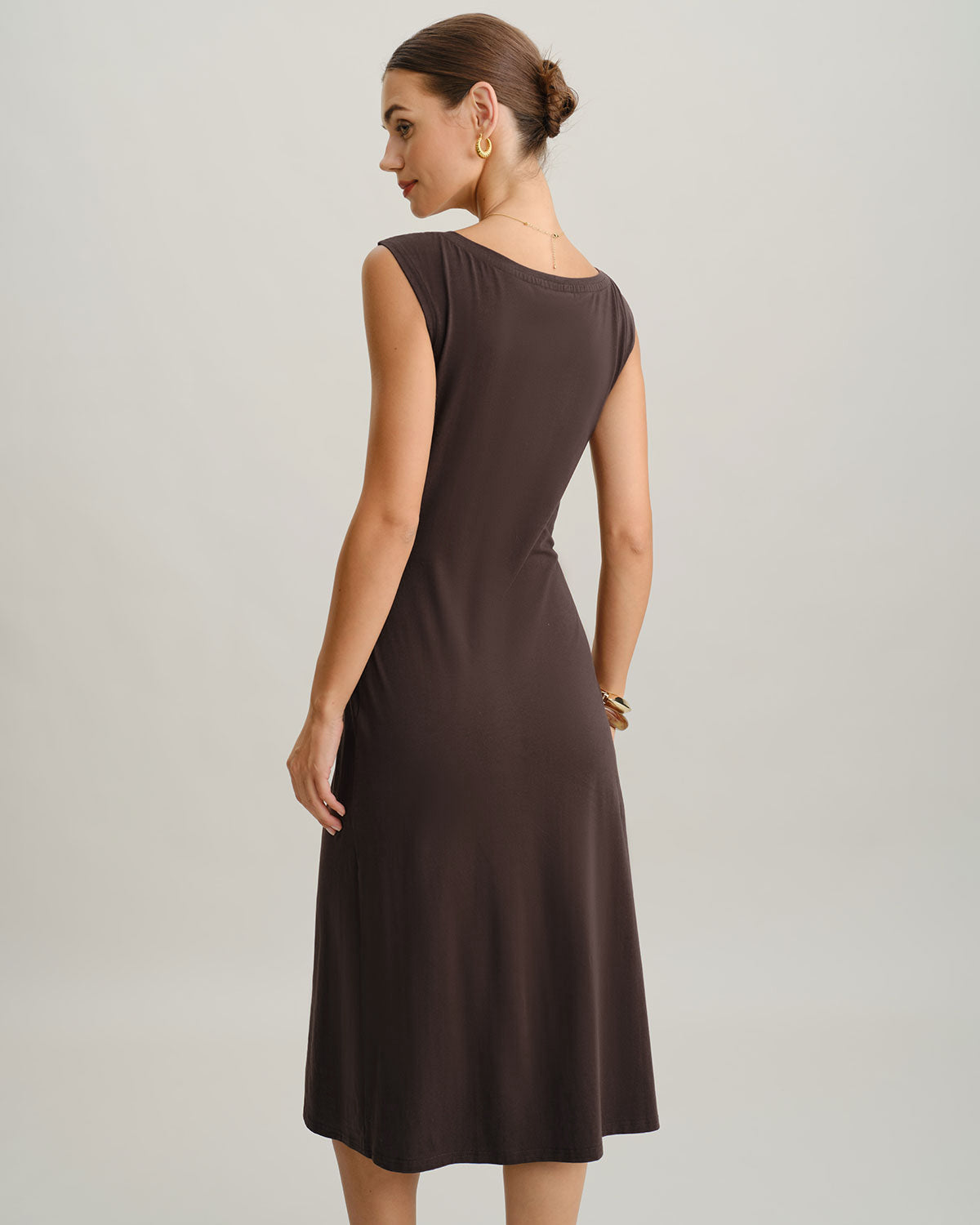 Vestido Midi Marrón con Cuello Barco y Mangas Cortas