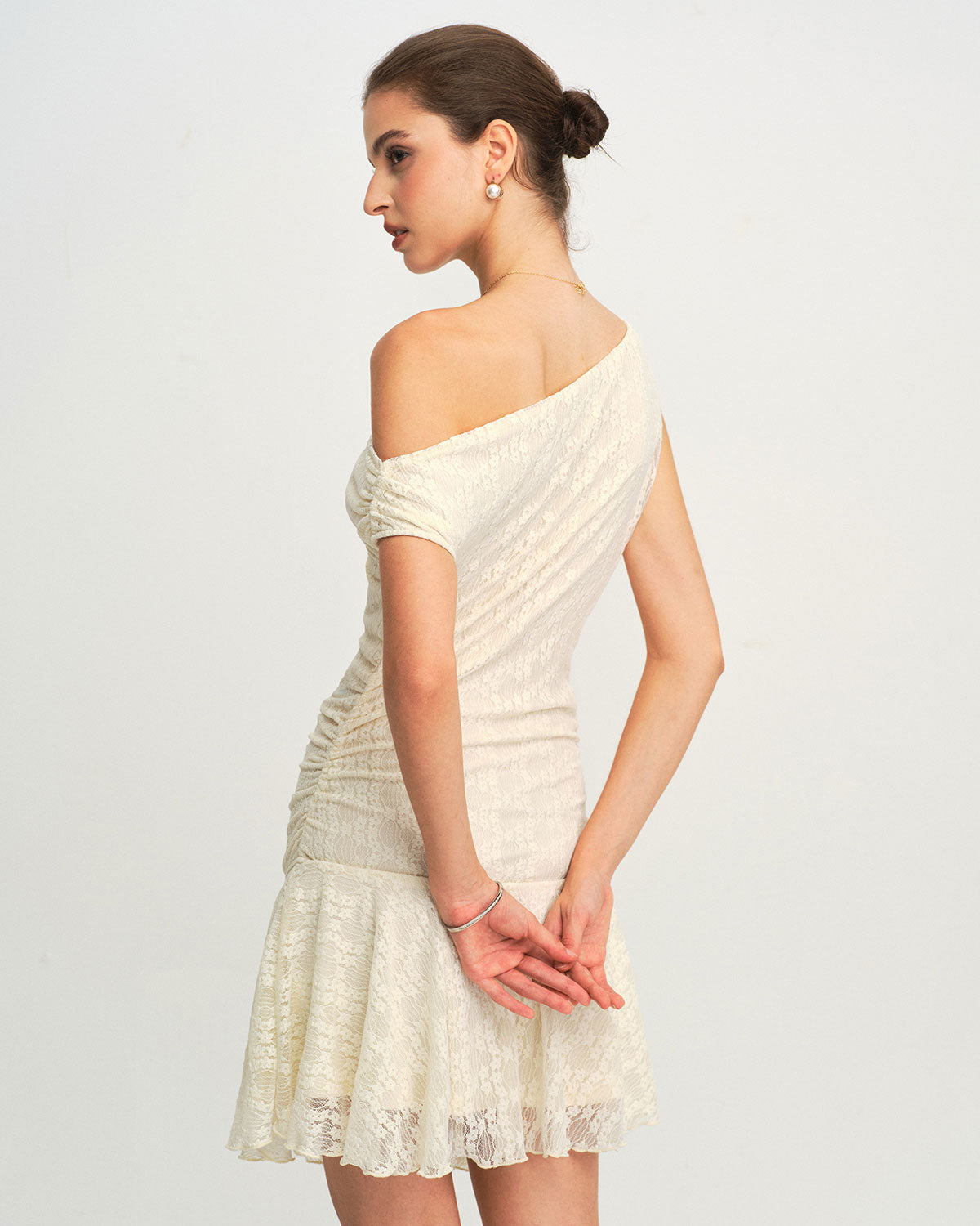Vestido Mini de Encaje Beige con Un Hombro