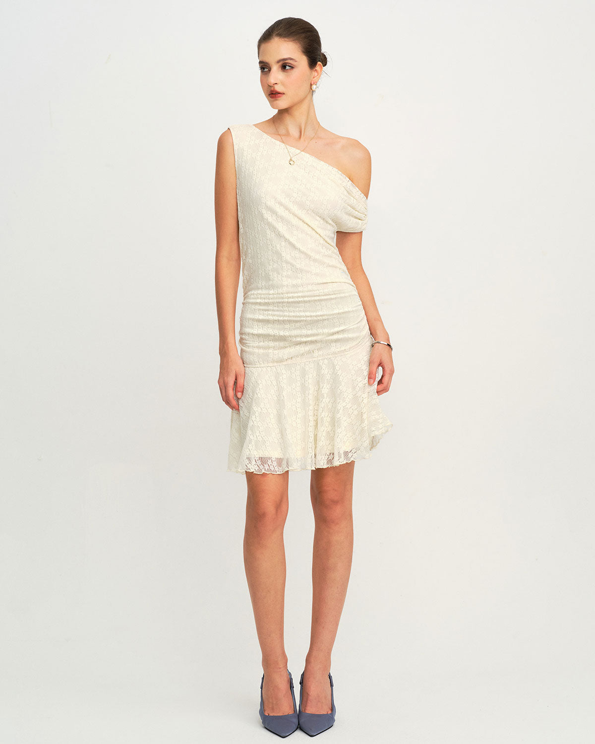 Vestido Mini de Encaje Beige con Un Hombro