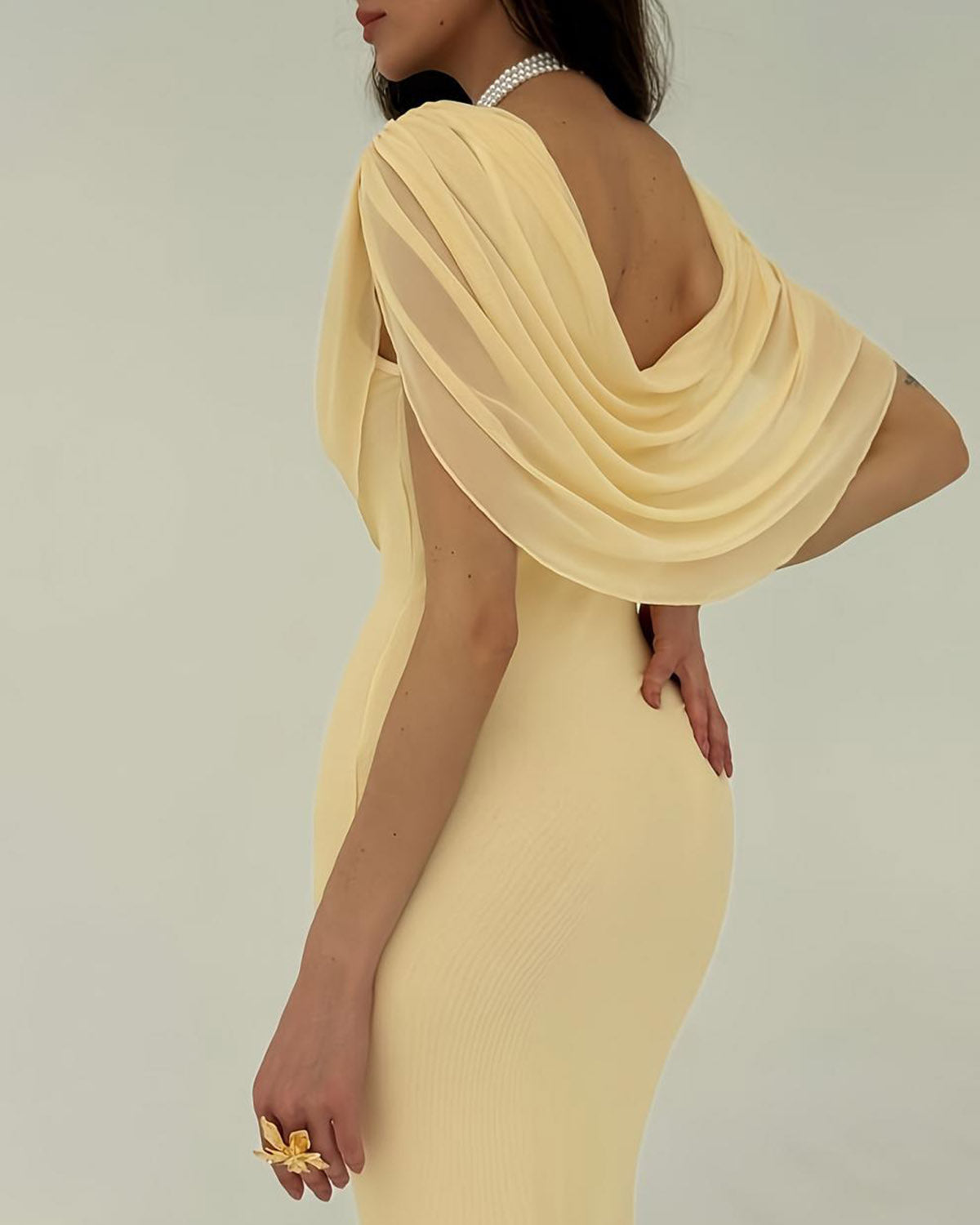 Vestido Maxi Sin Mangas con Cuello de Cowl Amarillo