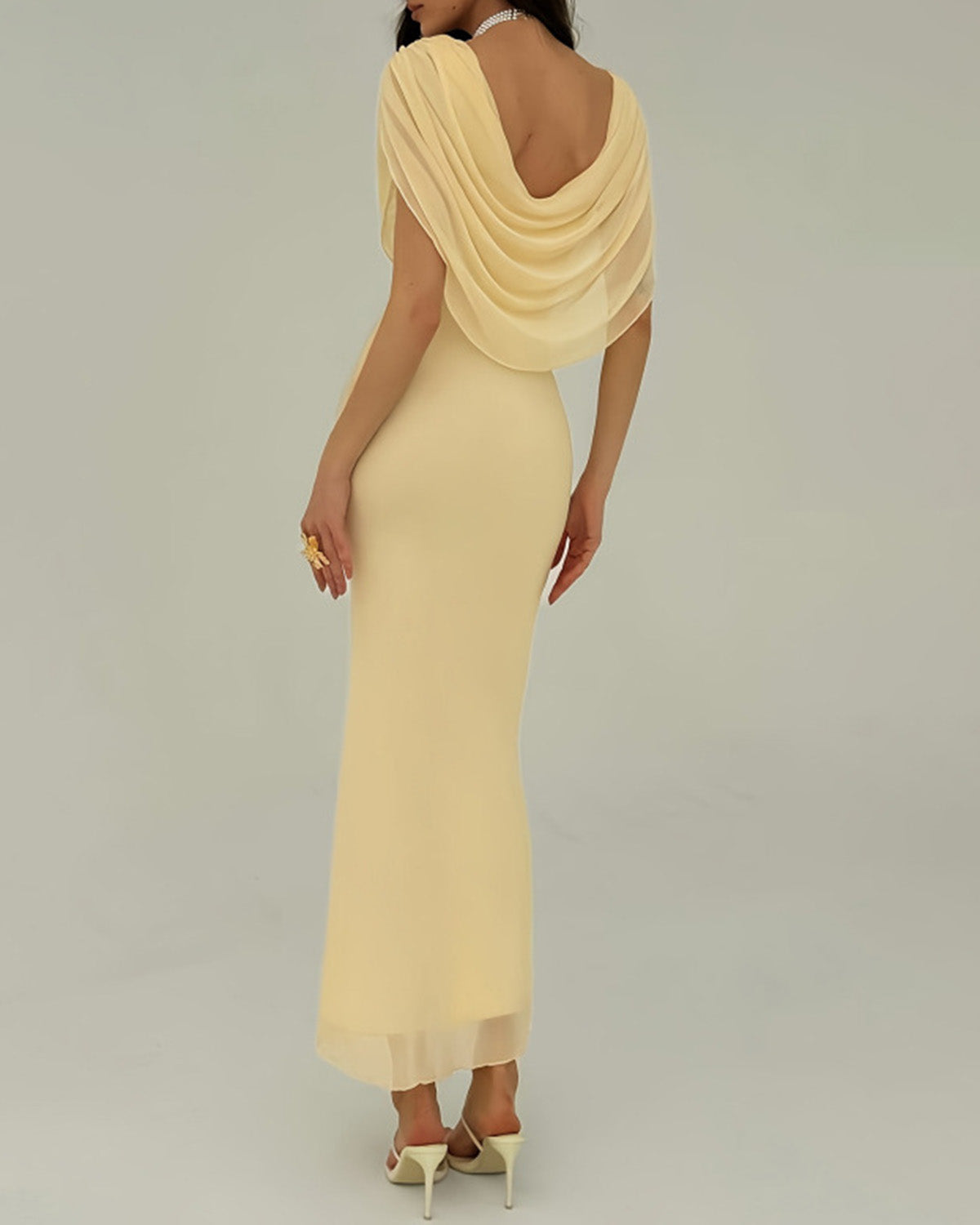 Vestido Maxi Sin Mangas con Cuello de Cowl Amarillo