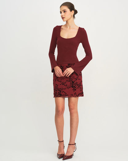 Falda Mini Floral de Cintura Elástica Color Rojo Vino
