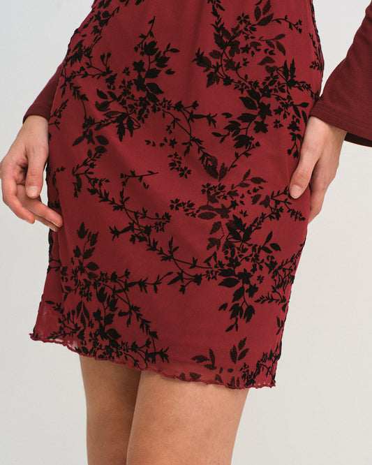 Falda Mini Floral de Cintura Elástica Color Rojo Vino