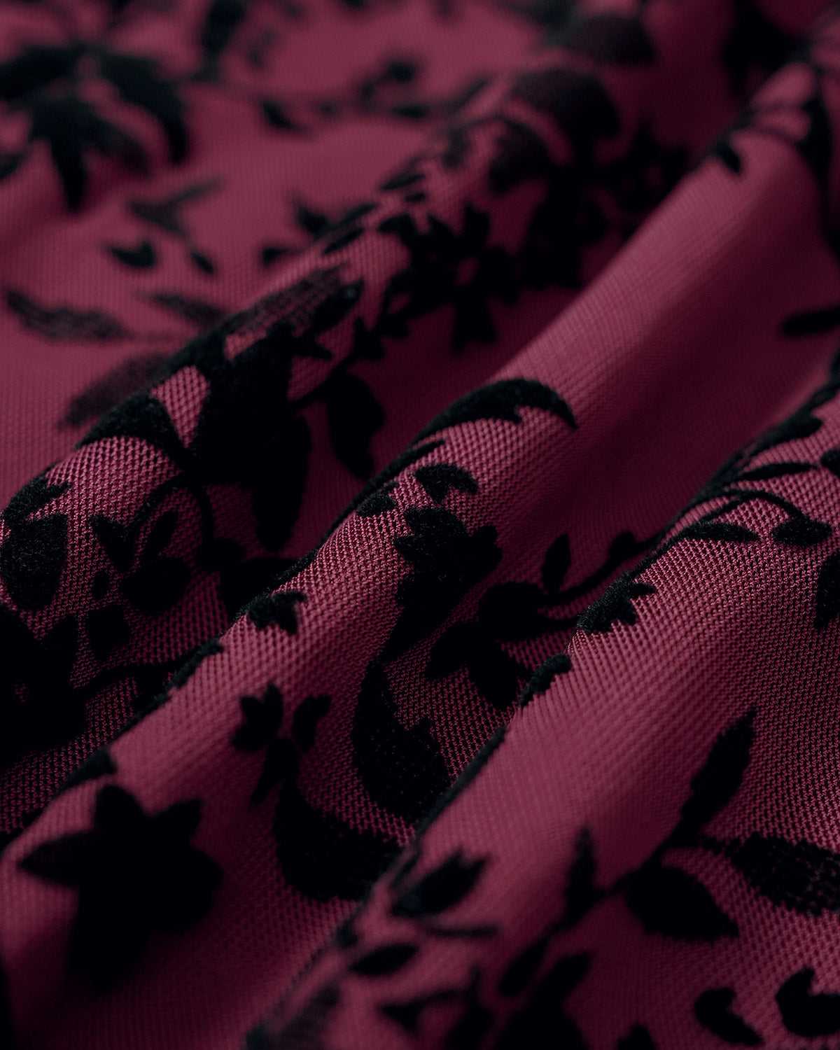 Falda Mini Floral de Cintura Elástica Color Rojo Vino