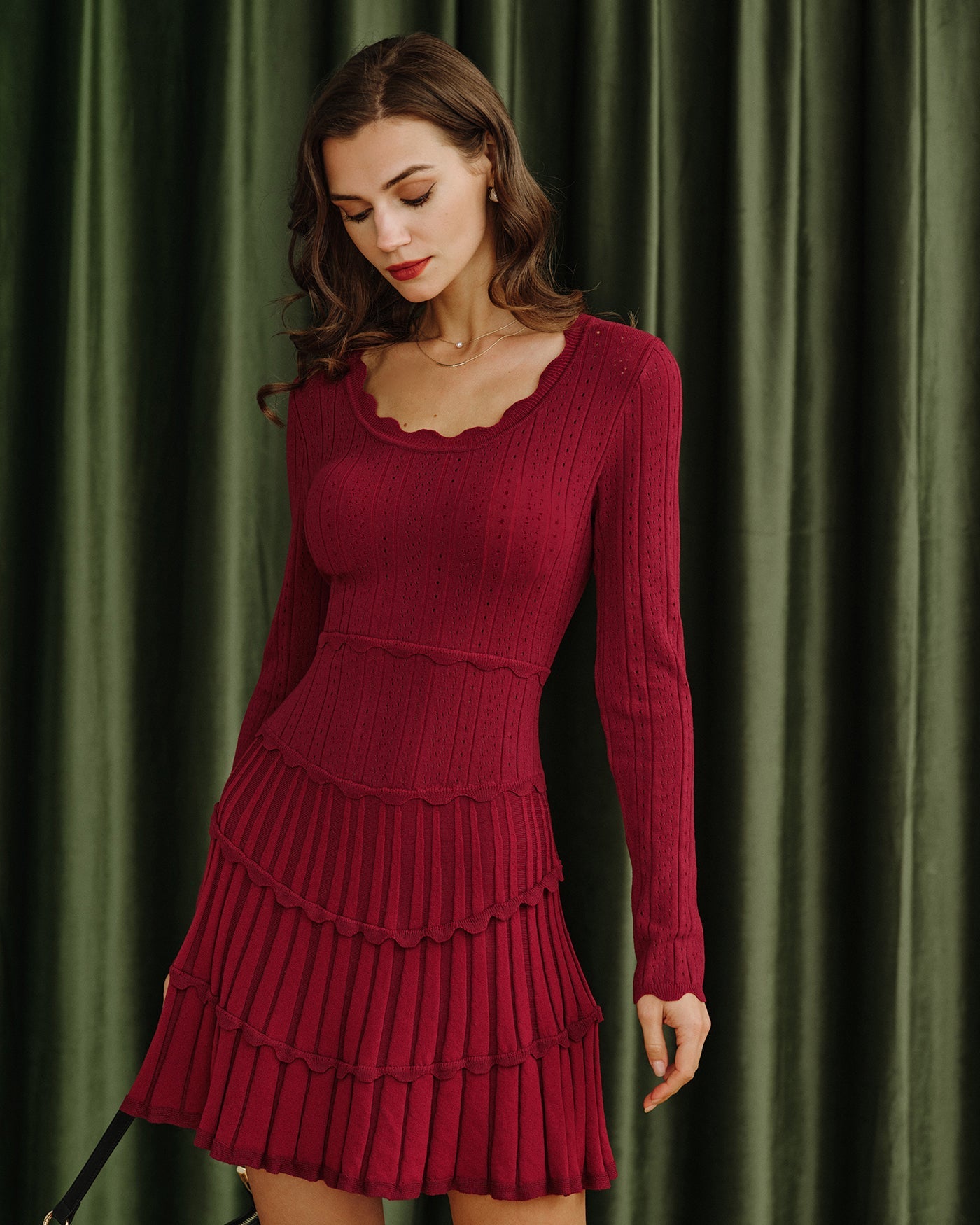 Vestido de Suéter de Viscosa Escallopado Color Rojo Vino