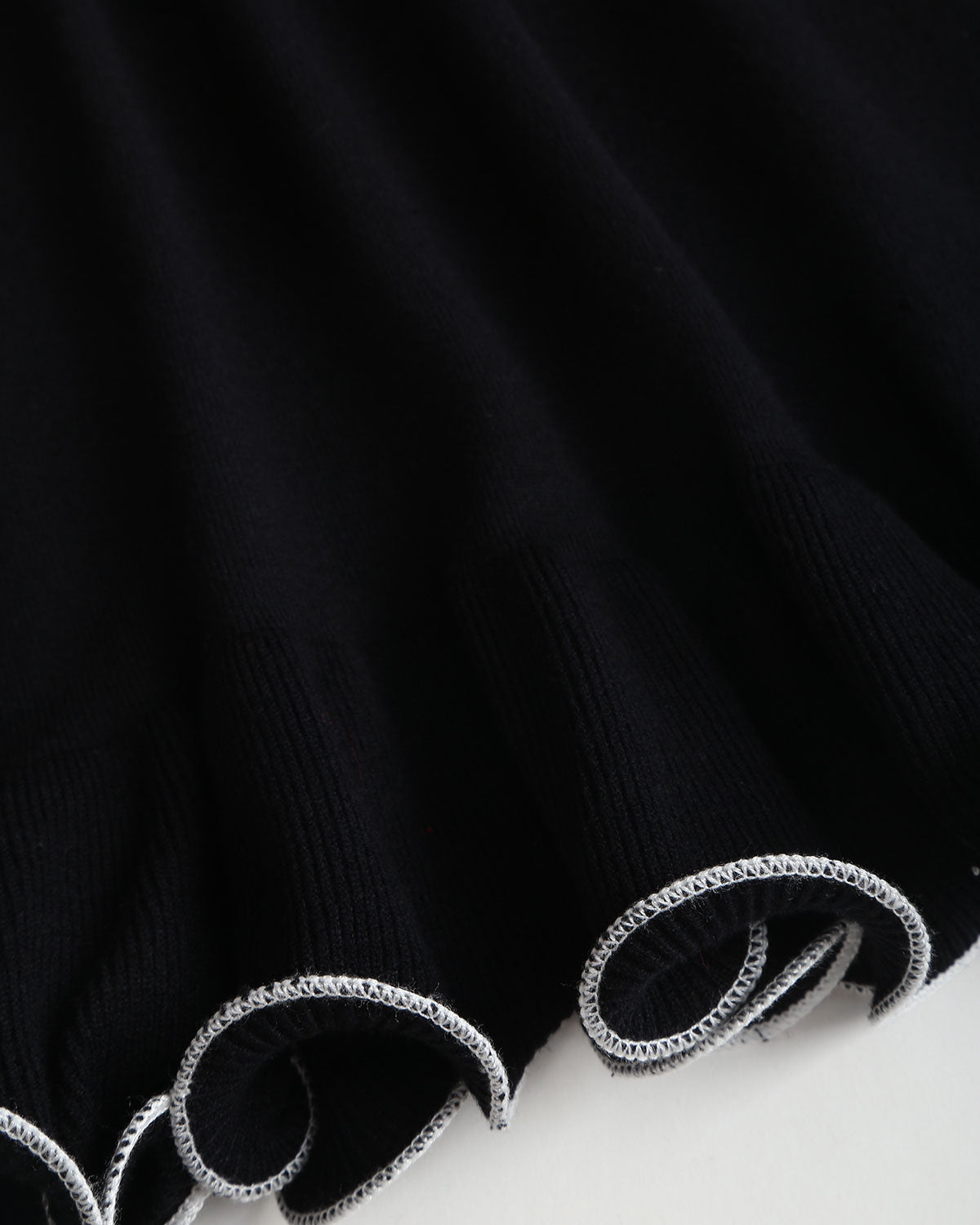 Vestido Mini de Suéter con Volantes y Textura de Rayas Negro