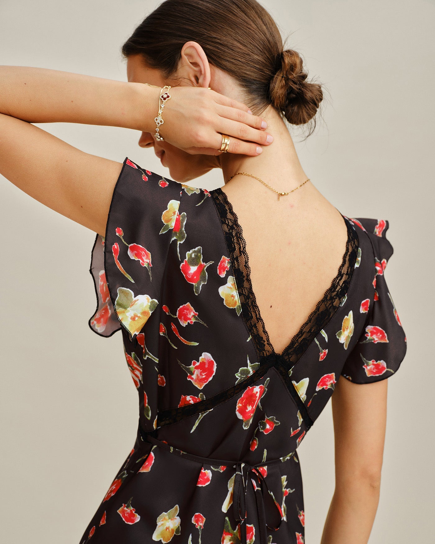 Vestido Midi Floral con Manga Mariposa y Escote en V Negro