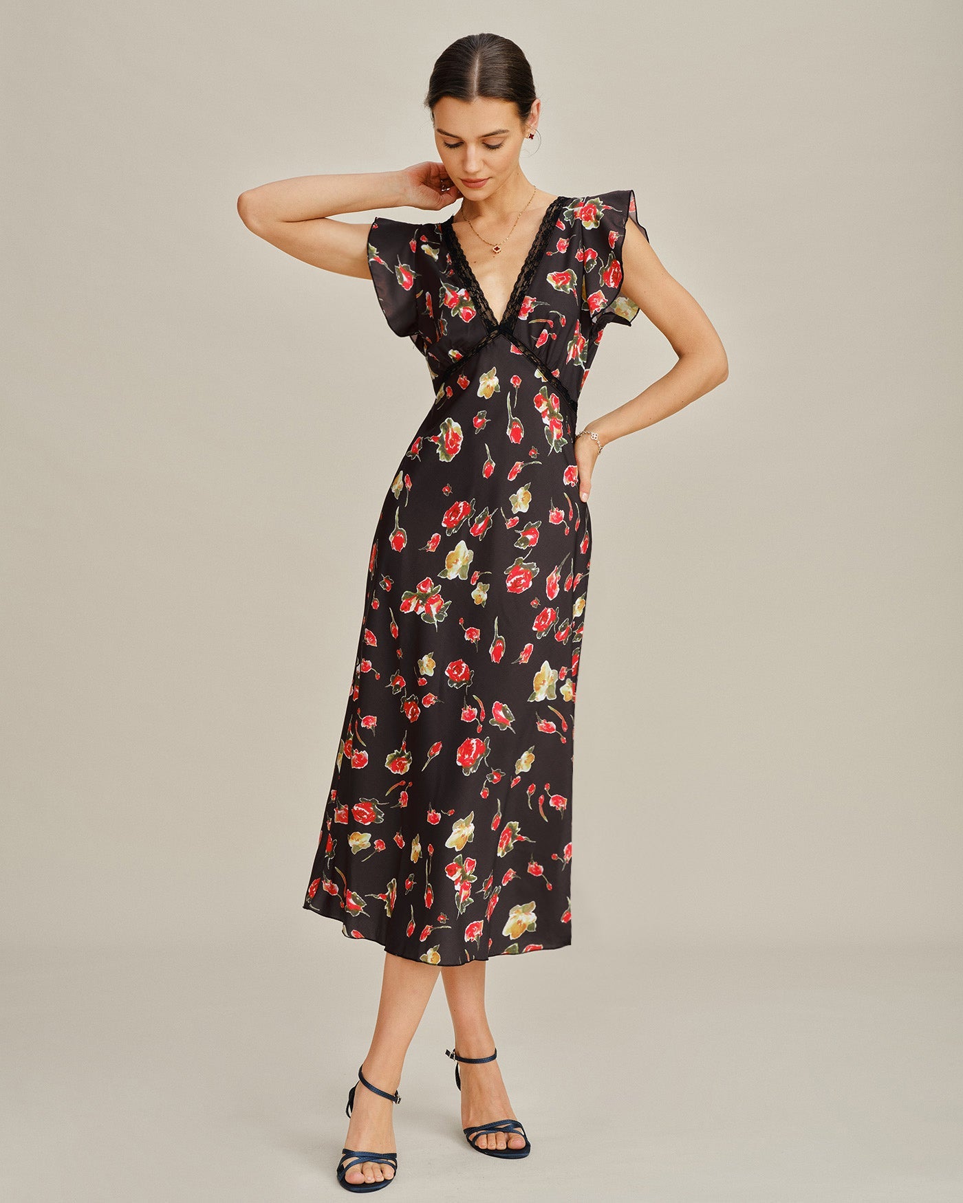 Vestido Midi Floral con Manga Mariposa y Escote en V Negro