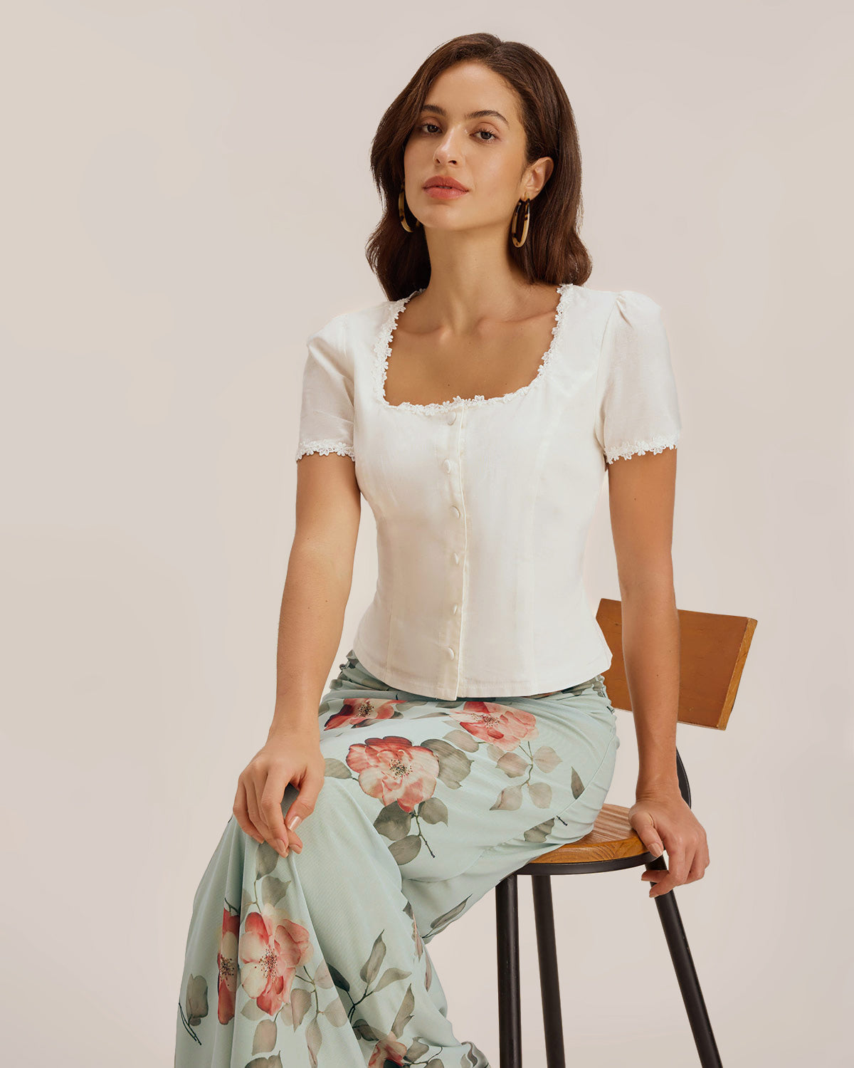 Blusa de Encaje con Botones y Cuello Cuadrado Blanca
